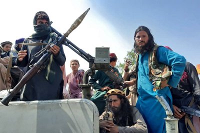 Talibano kovotojai sparčiai užima teritorijas Afganistane