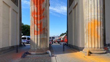 Klimato aktyvistai dažais apipurškė Berlyno Brandenburgo vartus