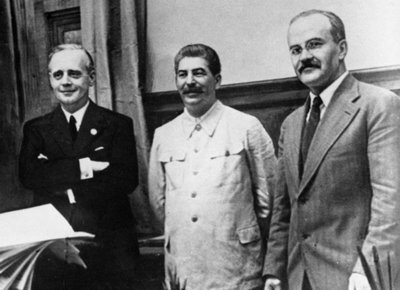 Pasirašius Molotovo–Ribbentropo paktą. Iš kairės: J. von Ribbentropas, J. Stalinas ir V. Molotovas