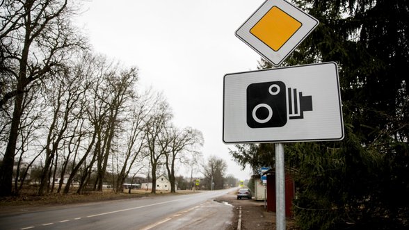 „Įsisiautėję“ greičio matuokliai sudomino Seimo narius: reikėjo pasirašyti sutartį, o tada paleisti veikti
