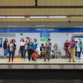 Interneto sensacija: vyrukas metro stotyje privertė visus šokti ir dainuoti VIDEO