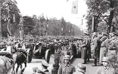 Hitleris kariniame pergalės parade Varšuvoje. 1939 m. spalio 5 d.