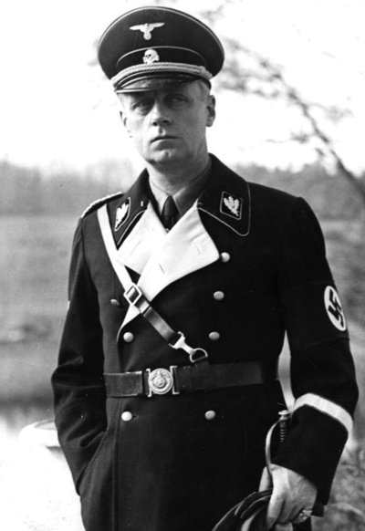 Trečiojo reicho užsienio reikalų ministras J. von Ribbentropas. Čia jis vilki juodą SS uniformą, nes buvo šios organizacijos garbės narys.