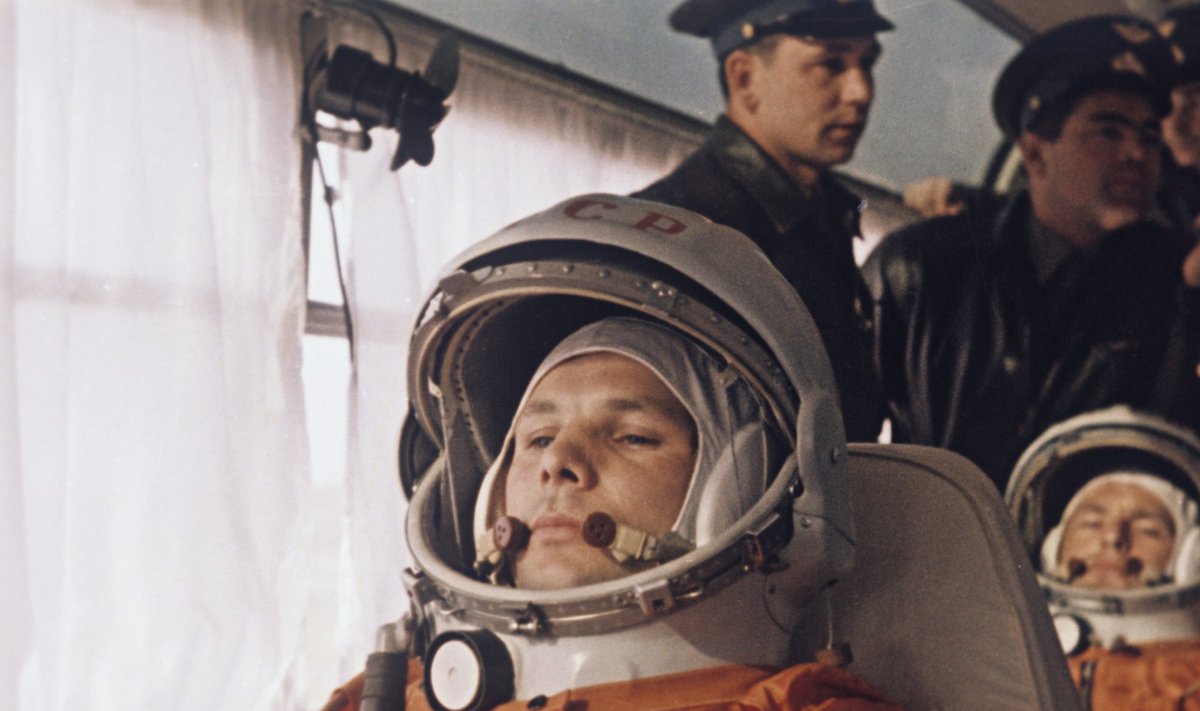 Jurijus Gagarinas pakeliui į pakilimo aikštelę Baikonūre. Už nugaros - pilotas dubleris Germanas Titovas