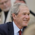 Buvęs JAV prezidentas G. Bushas leidosi apliejamas lediniu vandeniu