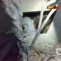 Italijos televizija parodė kadrus, kaip po žemės drebėjimo iš griuvėsių vaduojama moteris