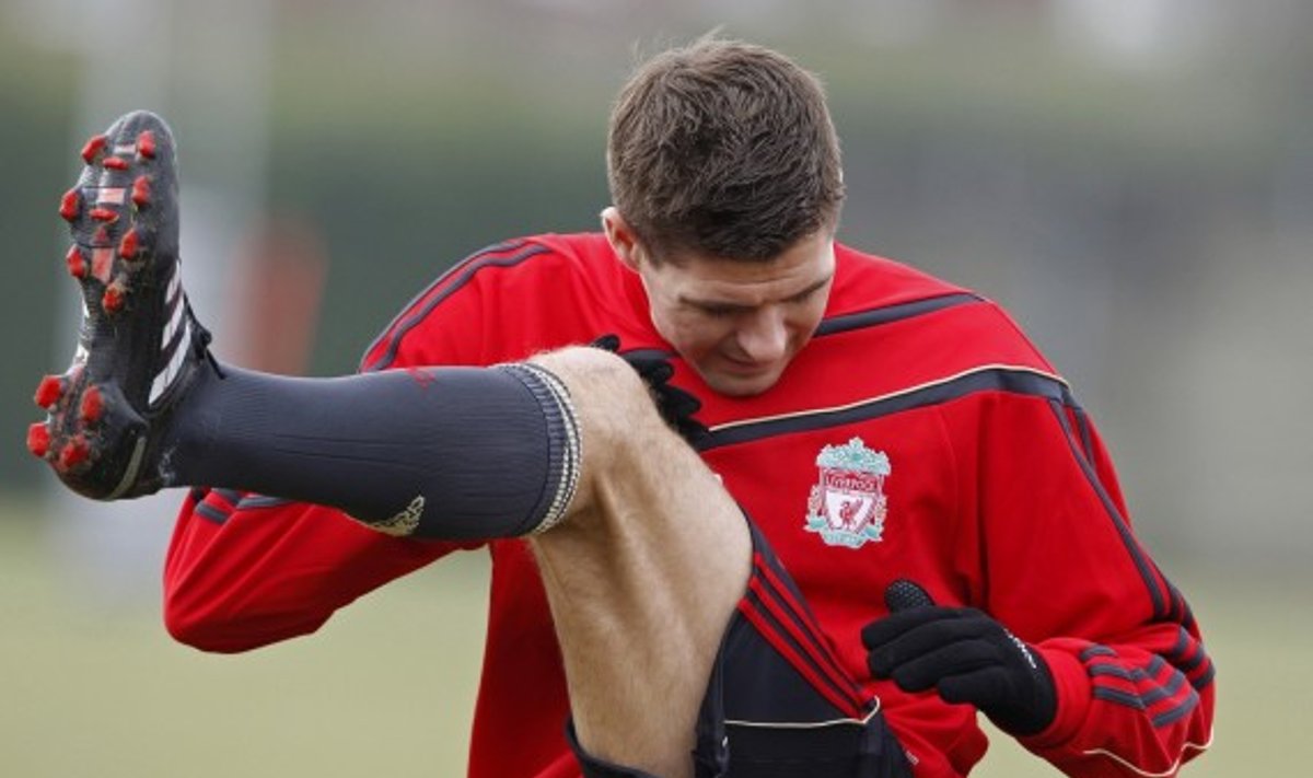 "Liverpool" futbolininkas Stevenas Gerrardas mankštinasi treniruotėje.