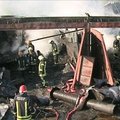 Pakaunėje – didžiulis gaisras medienos perdirbimo įmonėje