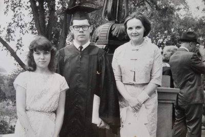Su seserimi Terese ir mama Salomėja Idzeliene, Augustinui pasiekus bakalauro laipsnį