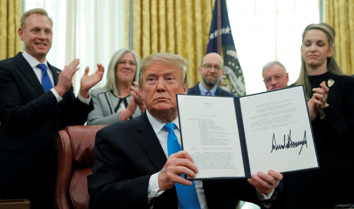 Donaldas Trumpas pasirašo įsakymą dėl Kosmoso pajėgų įkūrimo