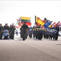 Jubiliejinis bėgimas Aviacijos bazėje Šiauliuose: ant tako – bėgikai, virš galvų – NATO naikintuvai