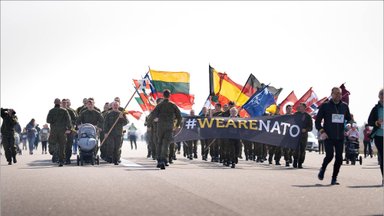 Jubiliejinis bėgimas Aviacijos bazėje Šiauliuose: ant tako – bėgikai, virš galvų – NATO naikintuvai