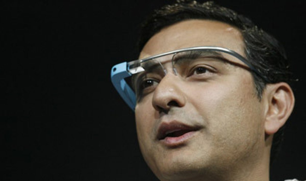 Вице-президент Google Вик Гундотра в очках Google Glass