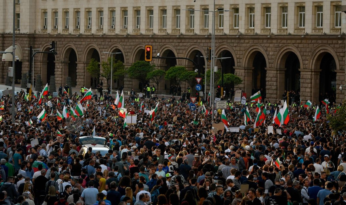 Bulgarijoje tūkstančiai protestuotojų penktą dieną iš eilės reikalavo vyriausybės atsistatydinti