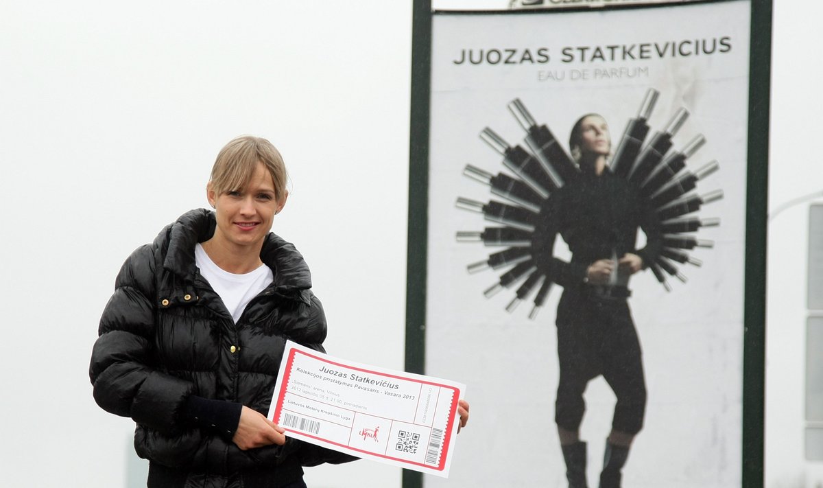 Kristina Vengrytė su simboliniu bilietu į Juozo Statkevičiaus kolekcijos pristatymą