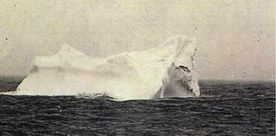 Ryte nufotografuotas ledkalnis, į kurį manoma rėžėsi
 „Titanikas“.