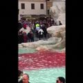 Trevi fontano Romoje vanduo nusidažė raudonai