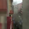 Dramatiškame vaizdo įraše matyti, kaip žmonės šoka pro langus iš degančio Barselonos viešbučio