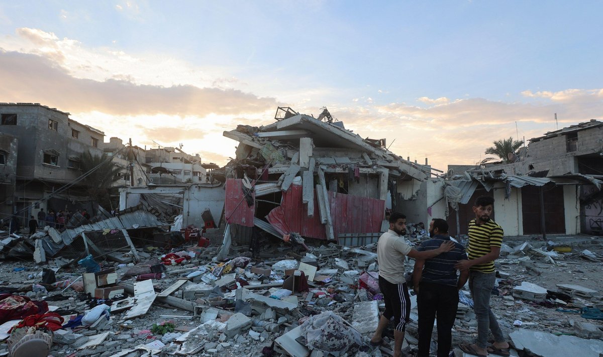 Palestiniečiai prie sunaikintų gyvenamųjų namų Kan Junise, pietinėje Gazos Ruožo dalyje