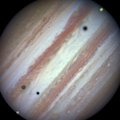 Retas vaizdas – trys Jupiterio palydovai viename kadre