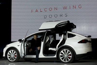 Elonas Muskas pristato "Tesla Model X"