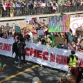 Prancūzijoje dešimtys tūkstančių žmonių protestavo prieš klimato įstatymą
