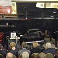 Lenkijoje pristatytas didžiulis 2 tonas sveriantis pianinas