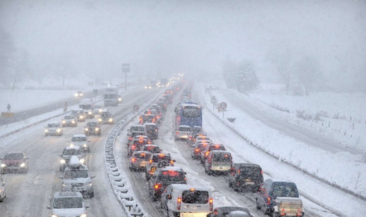 Sniegas sutrikdė eismą Prancūzijos Alpių regione