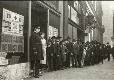 Ne visi žmonės dėvi kaukes laukdami eilėje (San Franciskas, JAV)