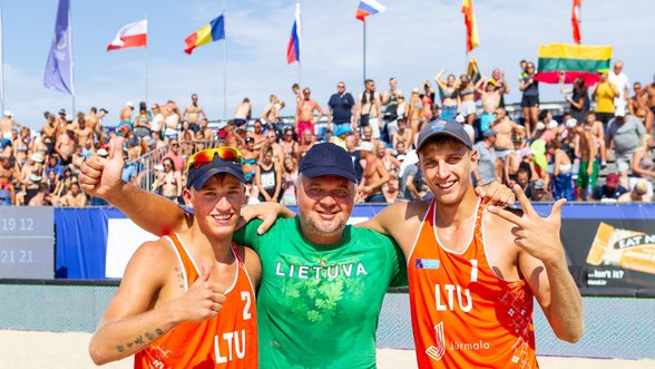 Lietuvos paplūdimio tinklininkai nugalėjo Latvijos olimpiečius