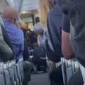 Incidentas lėktuve: keistai besielgusį keleivį tramdyti teko ir įgulai, ir keleiviams