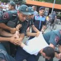 Armėnijoje tęsiasi įkaitų drama, neramumai persikėlė ir į sostinės gatves