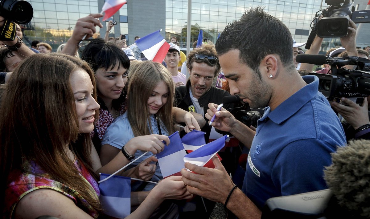Prancūzijos rinktinės žaidėjas Adilas Rami su gerbėjomis Donecko stadione