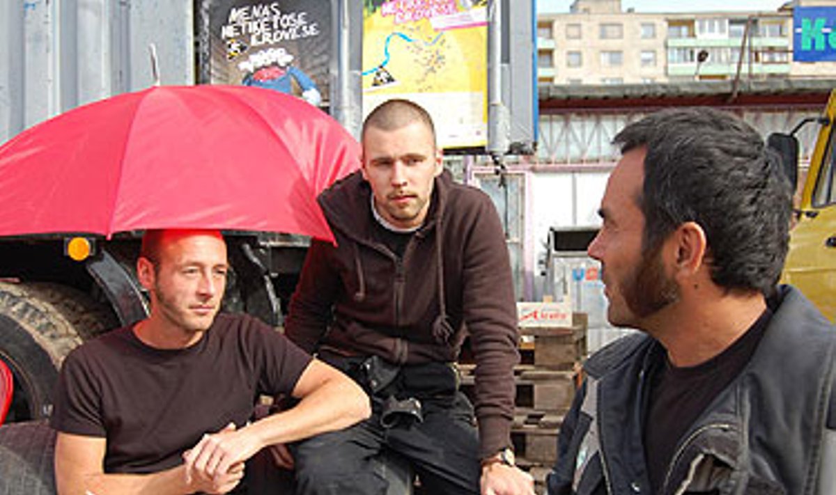 Trys projekto „Requiem LT“ autoriai Kalvarijų turguje. Iš kairės, Janas Korbesas (po skėčiu), Mantas Lesauskas bei Denisas Oudendijkas.