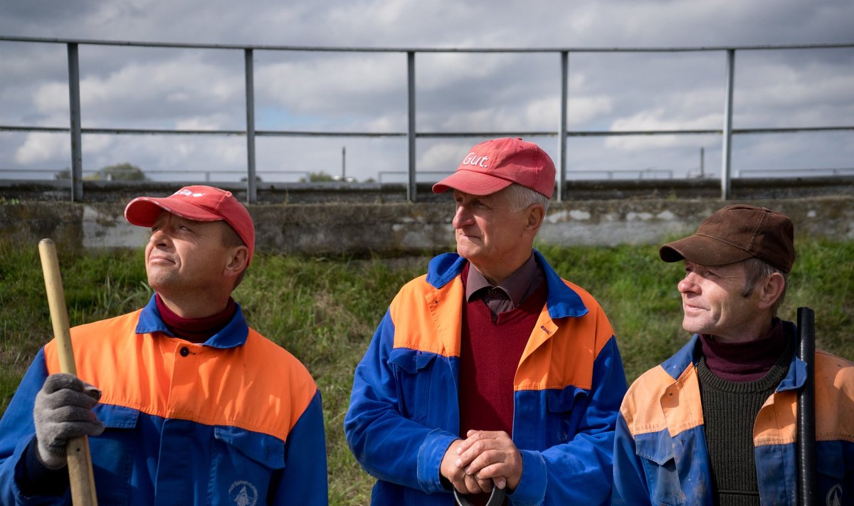 De-industrialisation was the most painful for older workers. The employment service has directed these men to do community service at the local water supplier (photo by Dalia Mikonytė)