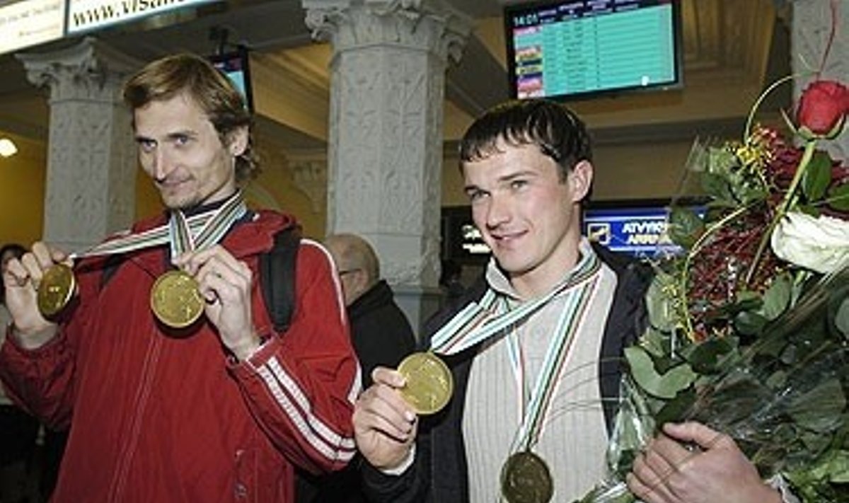 Edvinas Krungolcas ir Andrejus Zadneprovskis su apdovanojimais