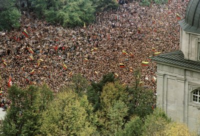 1988 10 07  Vilnius. Vėliavos pakėlimas Gedimino bokšte