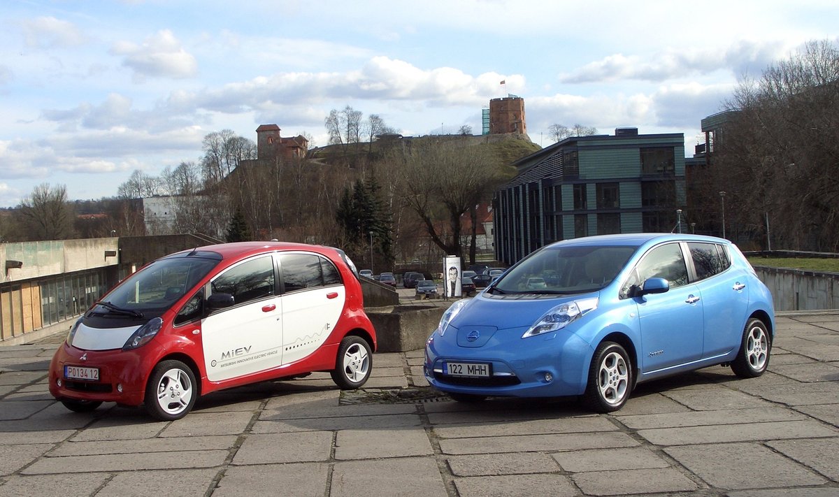Nissan Leaf (dešinėje) ir Mitsubishi i-MiEV