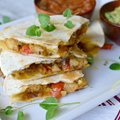 Meksikietiškas penktadienio užkandis – kesadilijos su vištiena, paprika ir svogūnu