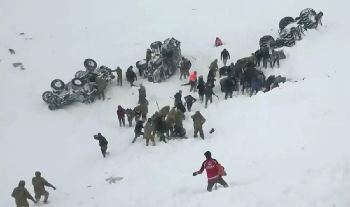 Turkijoje per sniego griūtį žuvo aštuoni gelbėtojai, dar 20 dingo