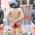 Taline moterys prie Rusijos ambasados stojo „kruvinomis“ kojomis: tai mūsų žinutė Putino pakalikams