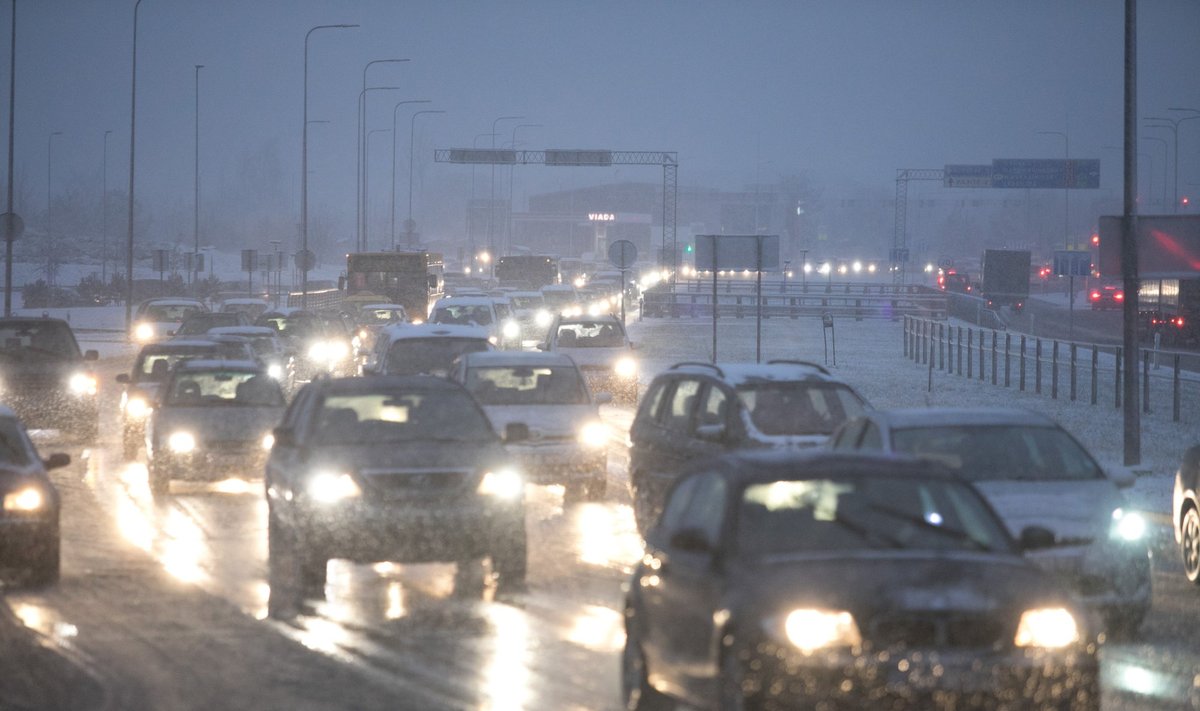 Automobilių eismas (asociatyvi nuotr.)