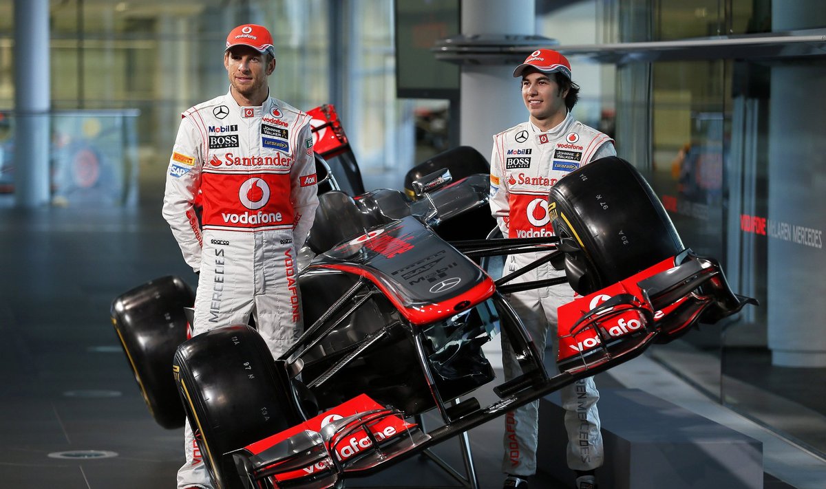 Jensonas Buttonas ir Sergio Perezas prie "McLaren MP4-28"