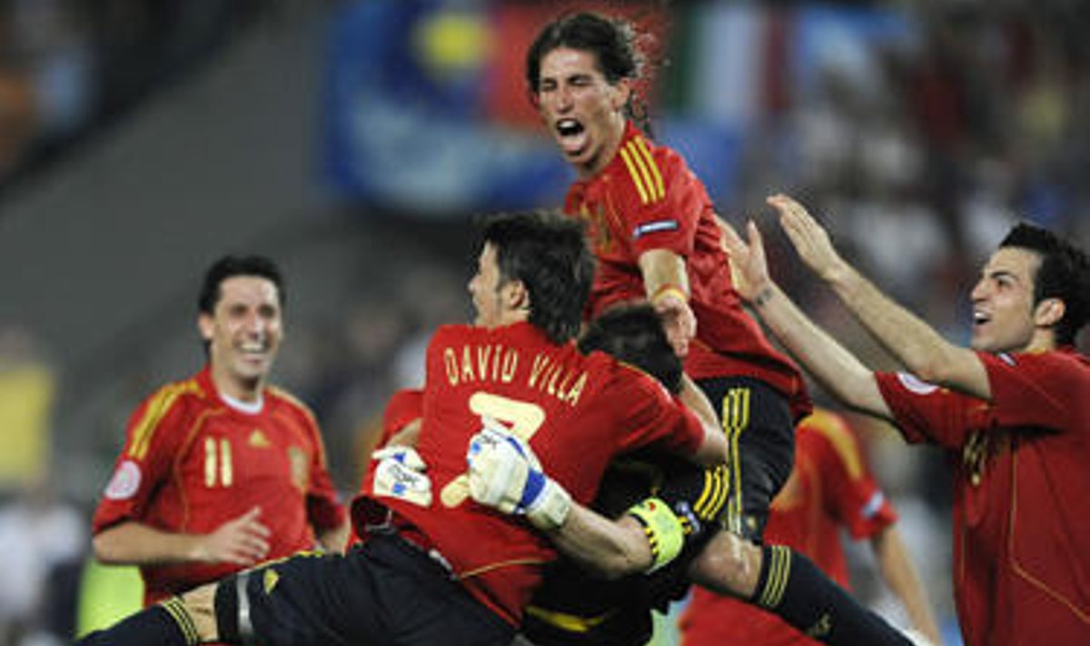Ispanijos futbolininkai džiaugiasi pergale