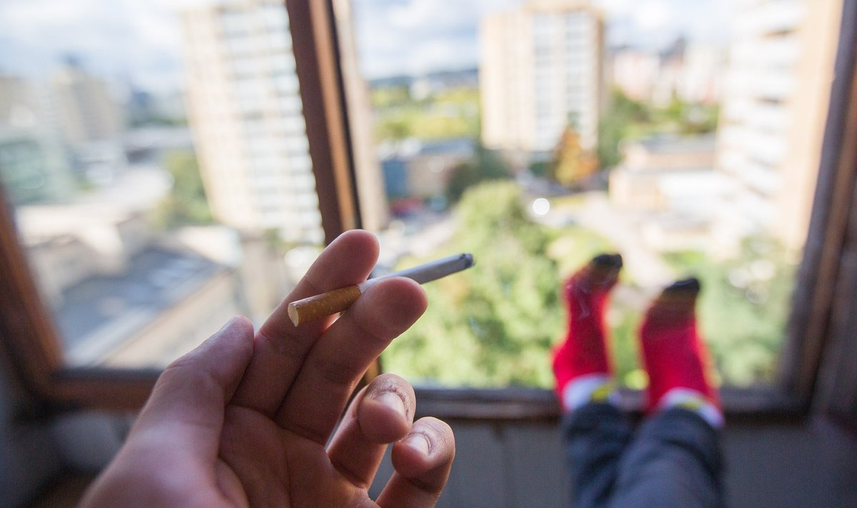 Rūkymas daugiabučio balkone