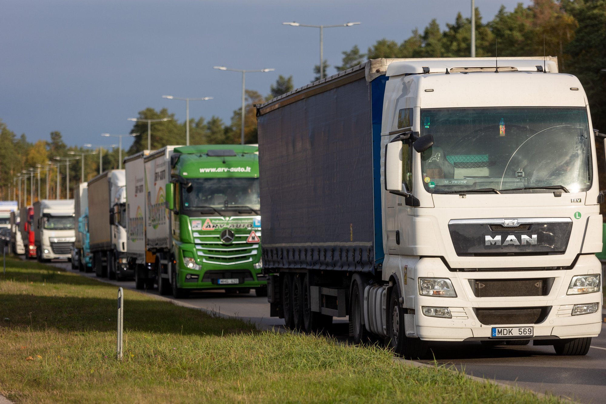 Przewoźnicy ostrzegają: W związku z wprowadzonymi w Polsce zakazami ponownie zwiększy się przepływ towarów na litewskiej granicy