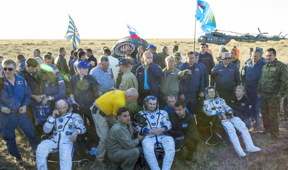 Į Žemę grįžo ilgiausiai kosmose išbuvęs amerikietis ir du rusai