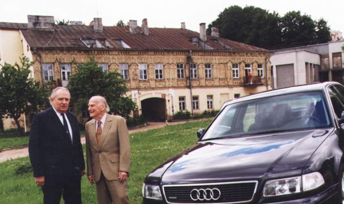 Saulius Sondeckis ir Yehudis Menuhinas prie Jaschos Heifetzo namo ir...  rėmėjų automobilio
