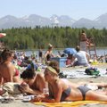 Aliaskoje – neįprasti karščiai, žmonės deginasi ir maudosi