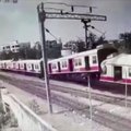 Apsaugos kamera užfiksavo traukinių susidūrimą Indijoje